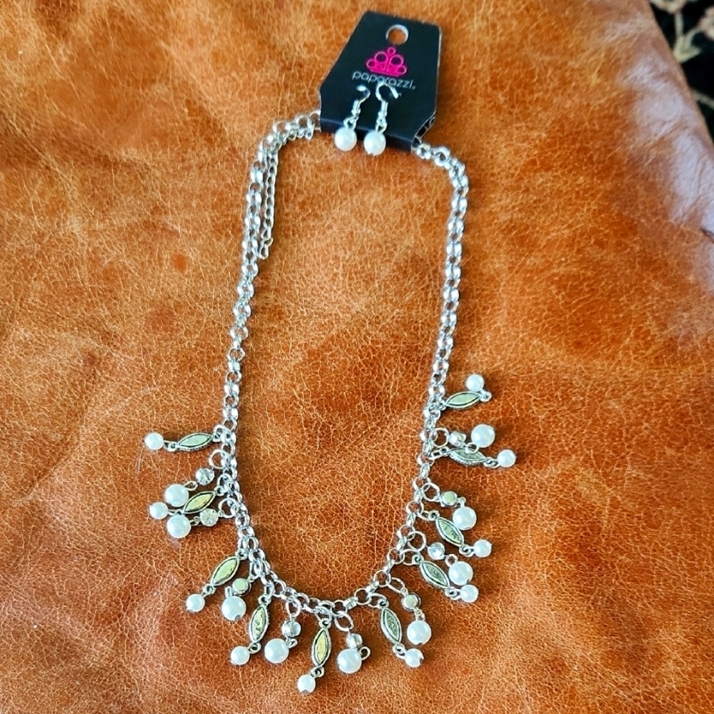 NWT Paparazzi Silver Faux Pearl Rhinestone Necklace Earring‎ Statement Set